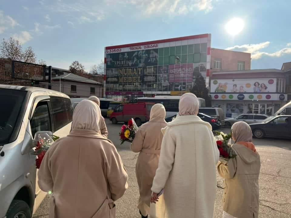 Xanım Zəhranın (ə) mövludu münasibətilə gül aksiyası