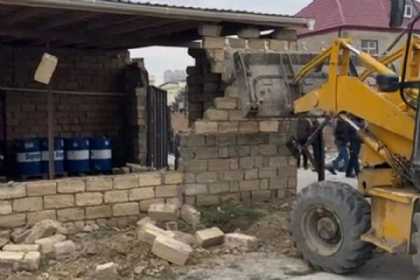 Xocəsəndə qanunsuz tikili sökülüb