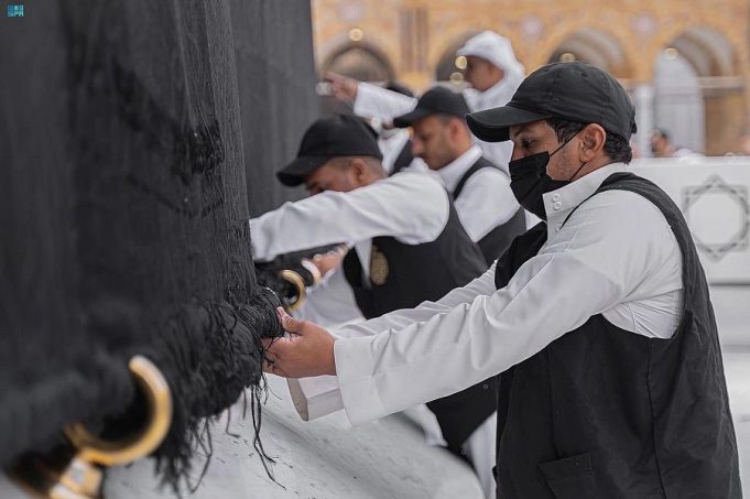 Ramazan ayı münasibətilə Kəbənin parçası dəyişdirildi - FOTO