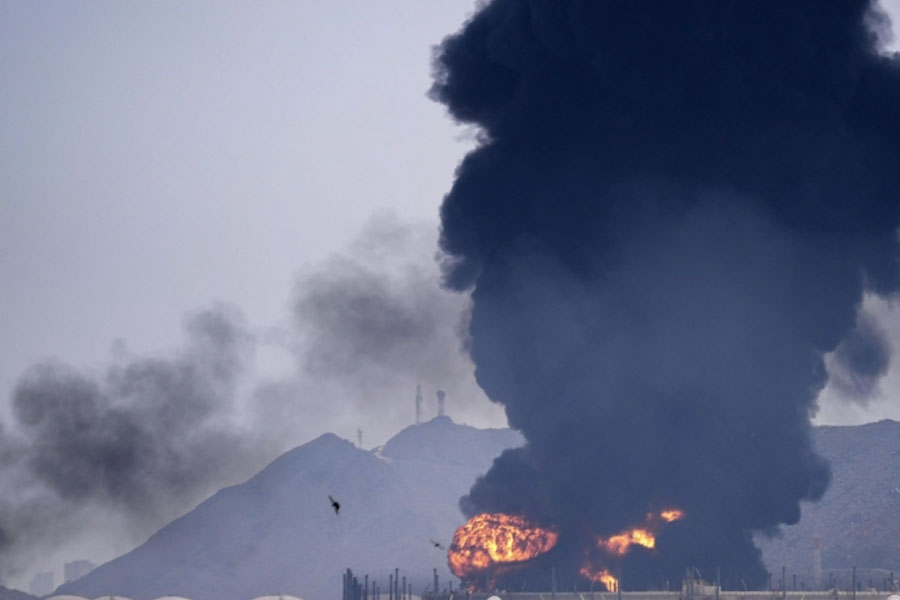 İran bölgədəki ABŞ obyektlərini külə çevirdi