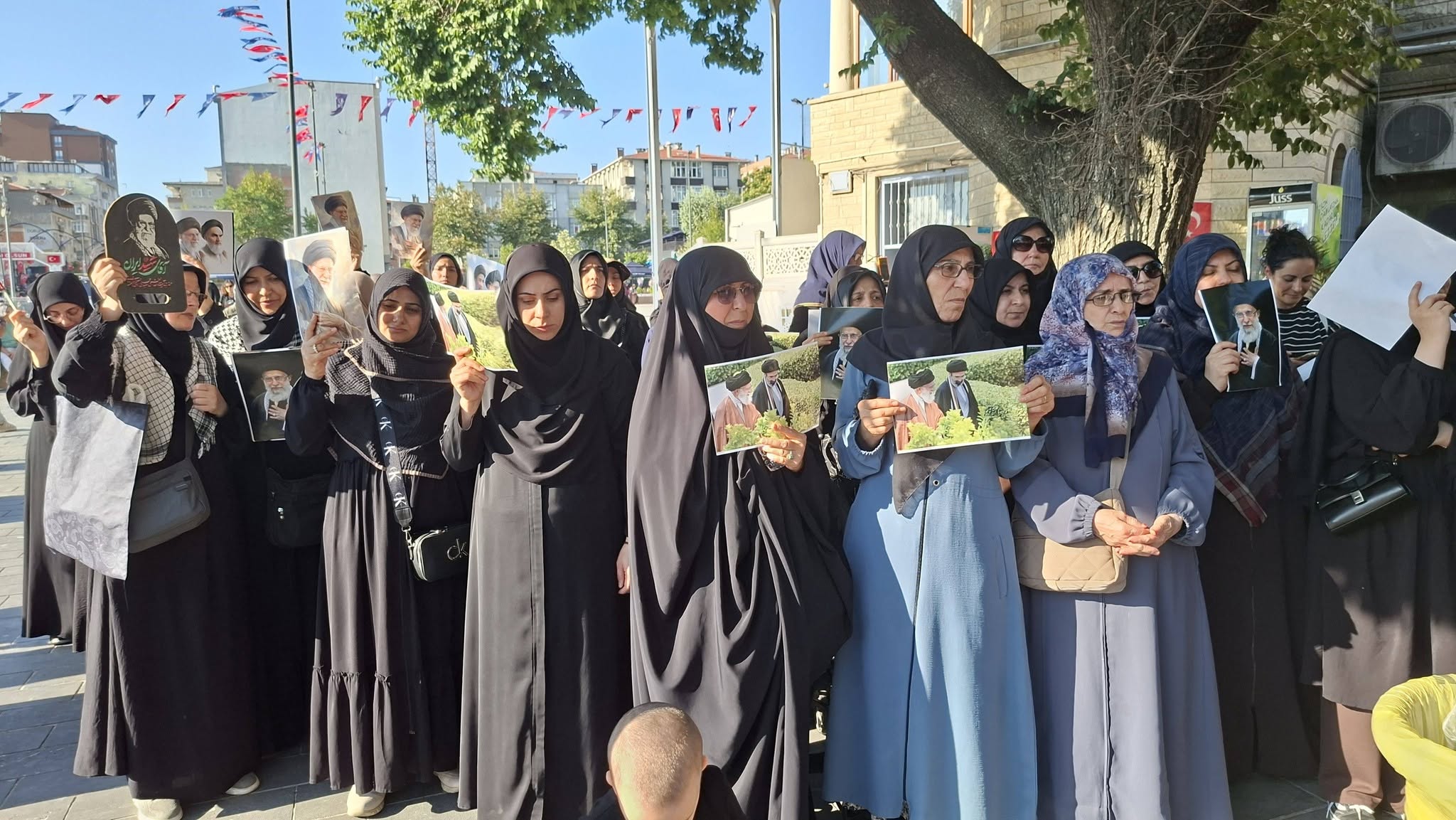 İstanbulda Ayətullah Xamenei üçün qiyabi cənazə namazı