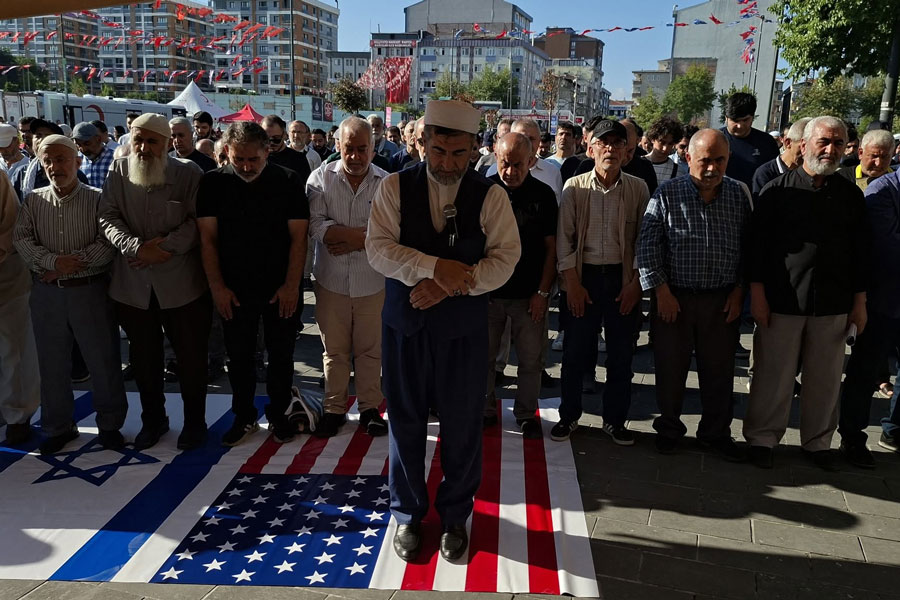 İstanbulda Ayətullah Xamenei üçün qiyabi cənazə namazı