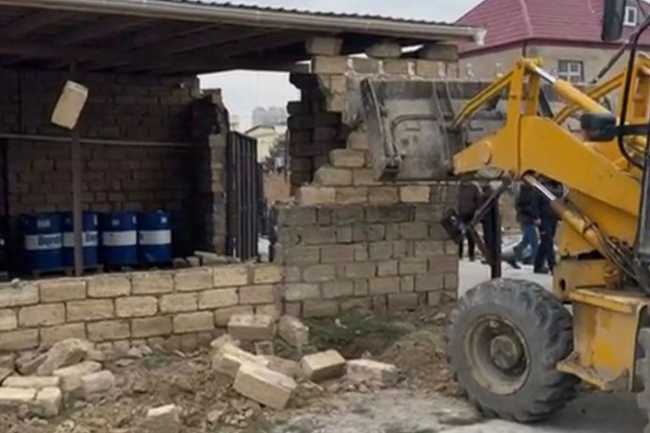 Xocəsəndə qanunsuz tikili sökülüb
