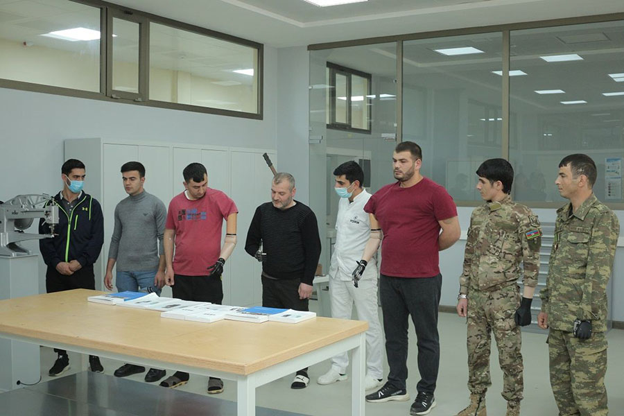 Bir qrup qazi 4-cü nəsil elektron protezlə təmin edilib